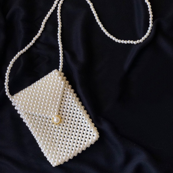 Handbags - 🎉 HP🎉NEW Beaded Crossbody Bag